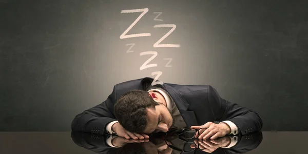 Zakenman viel in slaap op kantoor — Stockfoto