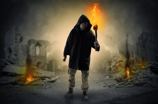 Un homme arrive avec un flambeau brûlant sur une scène de catastrophe — Photo