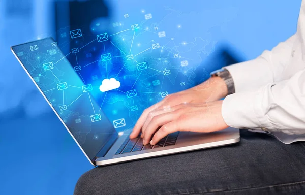 Hand laptop met gecentraliseerde cloud computing-systeemconcept — Stockfoto