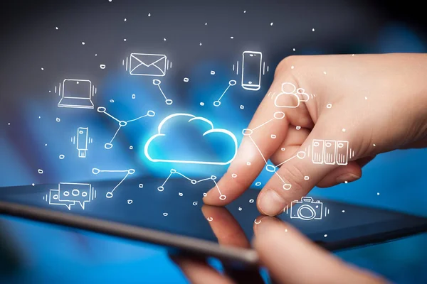 El tablet bulut teknoloji sistem konsepti ile çalışma — Stok fotoğraf