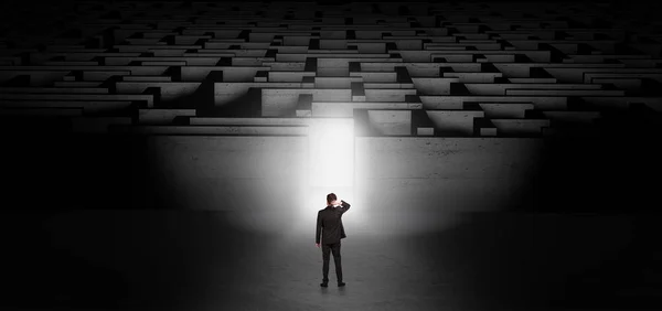 Üzletember, kezdve egy sötét labirintusban kihívás — Stock Fotó