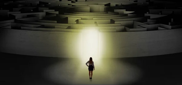 Woman starting a concentric labyrinth — Stock Photo, Image