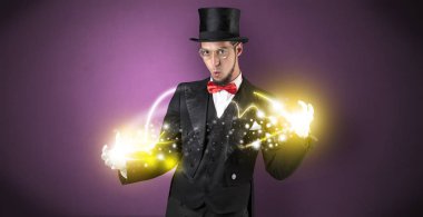 Onun gücü elinde tutan sihirbaz