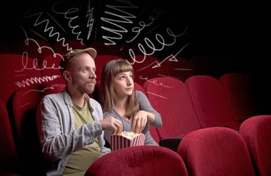 Sinemada film izleyen sevimli bir çift. 