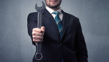 Businesman ayakta elinde aracıyla