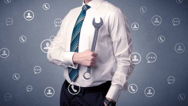 Yakışıklı adam elindeki aracıyla ayakta