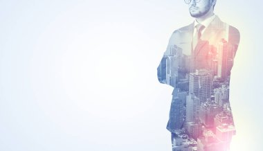 Sırtında siyah anahtar deliği ile ayakta adam