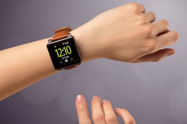 Giyen ve smartwatch basarak el