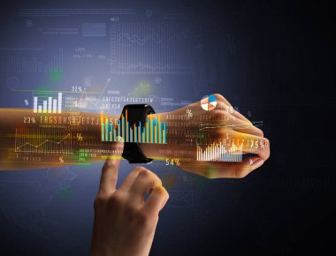 Cloe smartwatch finansal simgeler ile çıplak kadın eliyle yukarı