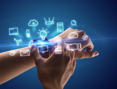 Smartwatch Multimedya sembolleri ile giyen el