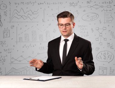 Masada oturan bir iş adamı.