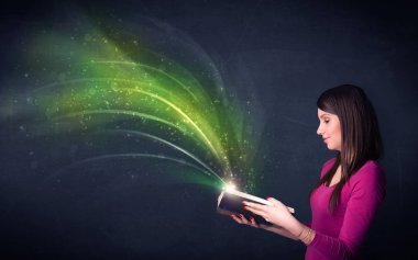 Genç Bayan dalga ile kitap