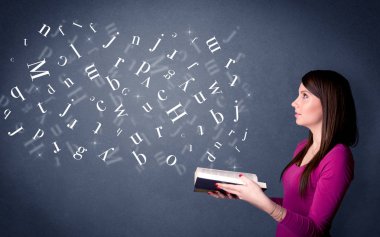 Genç Bayan kitap harfleri ile 