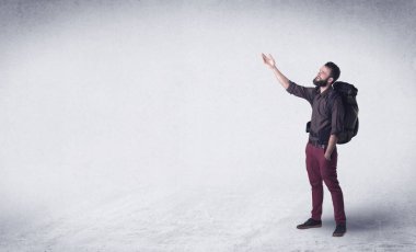 Sırt çantalı genç adam.