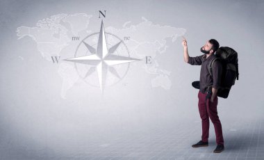 Sırt çantalı genç adam.