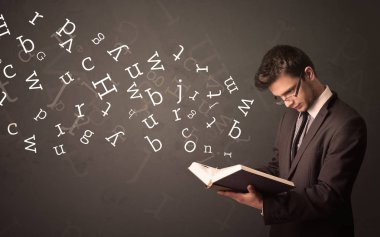 Genç adam kitap harfleri ile