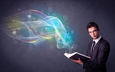 Genç adam kitap dalgalar ile