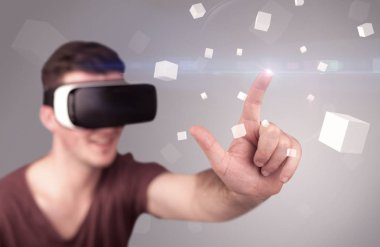 Adam sanal gerçeklik gözlüğü takıyor.