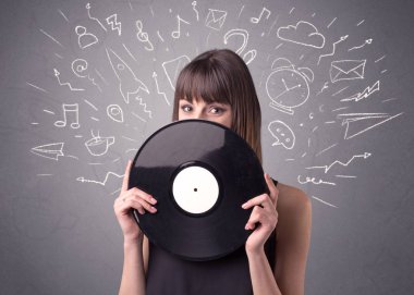 Vinil kaydı tutan kadın