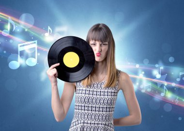 Vinil kaydı tutan kadın