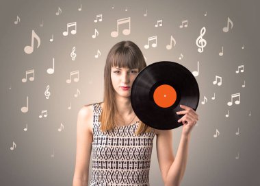 Vinil kaydı tutan kadın