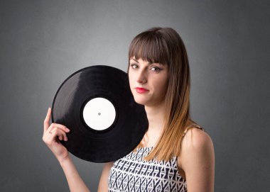 Vinil kaydı tutan kadın