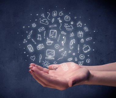 Karışık çizimler tutan el