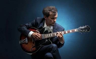 Araç empati ile oynamaya gitarist