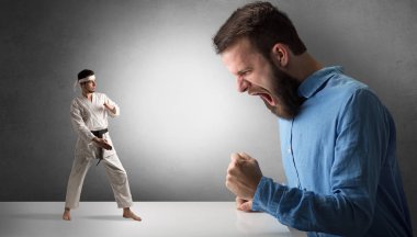 Bir küçük karate adama bağırmaya dev hipster adam