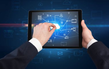 Tablet bulut office konseptiyle ilk kişi görünümü