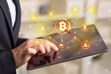 İş kadını bitcoin bağlantı ağı ve online kavramı ile tablet kullanma