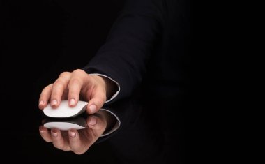 Koyu arka plan üzerinde fare kullanarak ele