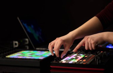 Karıştırma müzik MIDI denetleyicisi üzerindeki el
