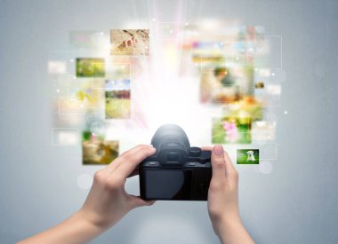 El yaşam olayları digital fotoğraf makinesi ile yakalar.