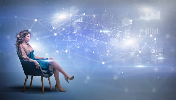 Жінка сидить з мережею і концепцією зв'язку — стокове фото