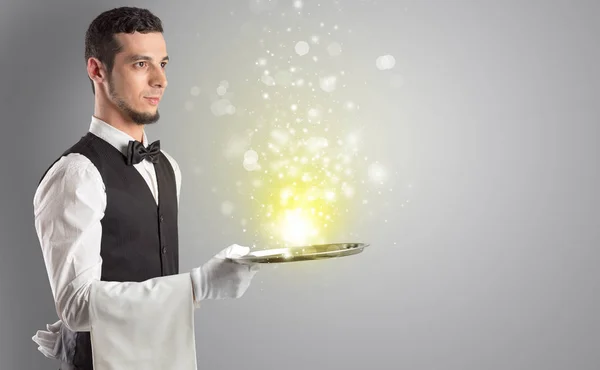 Kellner serviert geheimnisvolles Licht auf Tablett — Stockfoto