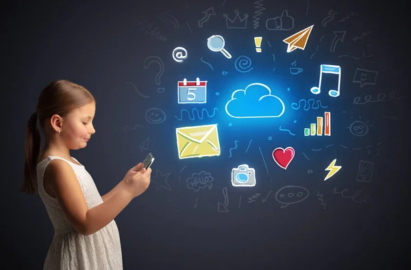 Menina segurando tablet com conceito de aplicações — Fotografia de Stock