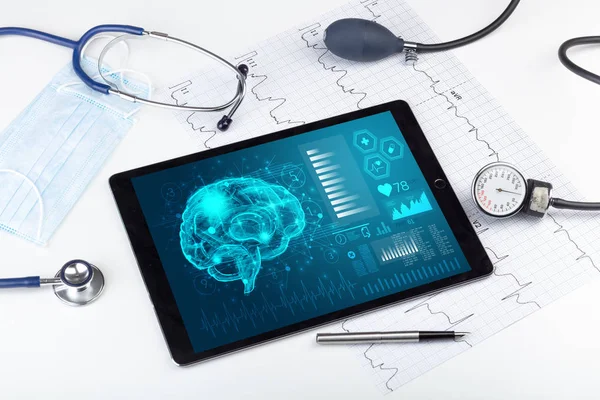 Diagnostics on tablet with brain functionality concept — Stock Photo, Image