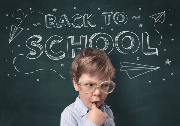 Netter Junge mit dem Rücken zum Schulkonzept — Stockfoto