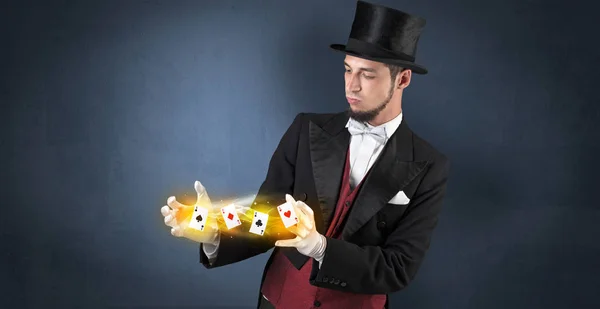 Illusionist truc met magische play-kaarten maken — Stockfoto