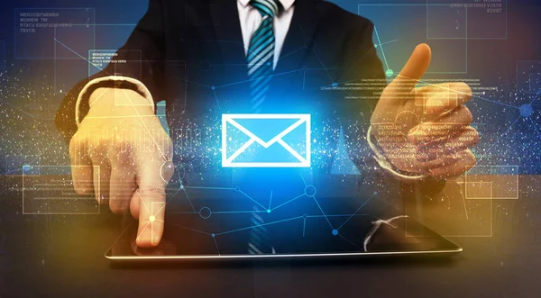 Imprenditore digitazione e mailing icona sopra — Foto Stock