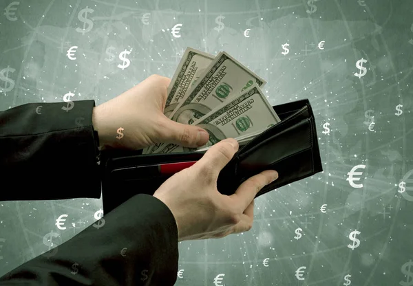 A mão de homem de negócios tira o dólar da carteira — Fotografia de Stock