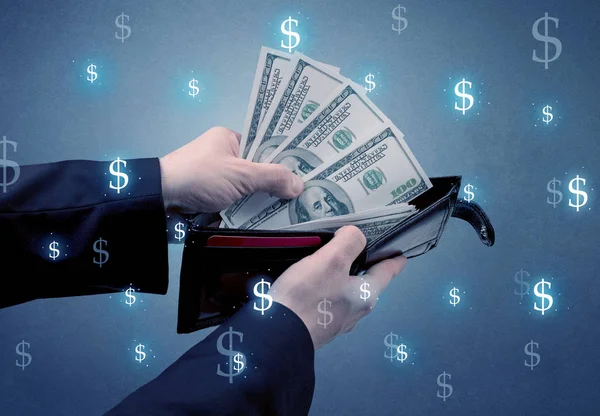 Mão e muito dinheiro na carteira — Fotografia de Stock