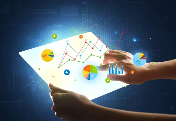 Hände berühren eine glasartige Tablette mit Diagrammen — Stockfoto