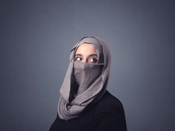 Muslimsk kvinna som bär niqab — Stockfoto