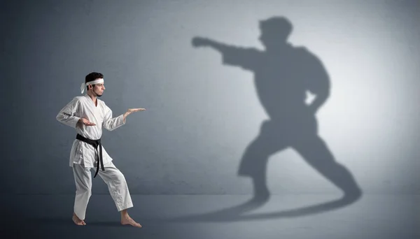 Karate-Mann konfrontiert sich mit seinem eigenen Schatten — Stockfoto