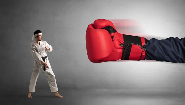 Pequeño hombre luchando con un gran guante de boxeo rojo —  Fotos de Stock