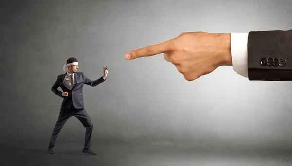 Große Hand fängt kleinen Karate-Mann — Stockfoto