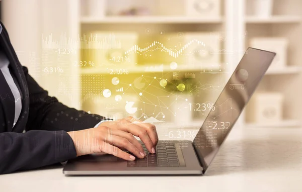 Деловая женщина работает на ноутбуке с концепцией финансового отчета — стоковое фото