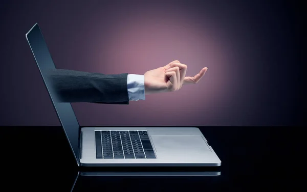 Hand coming out van een laptop — Stockfoto